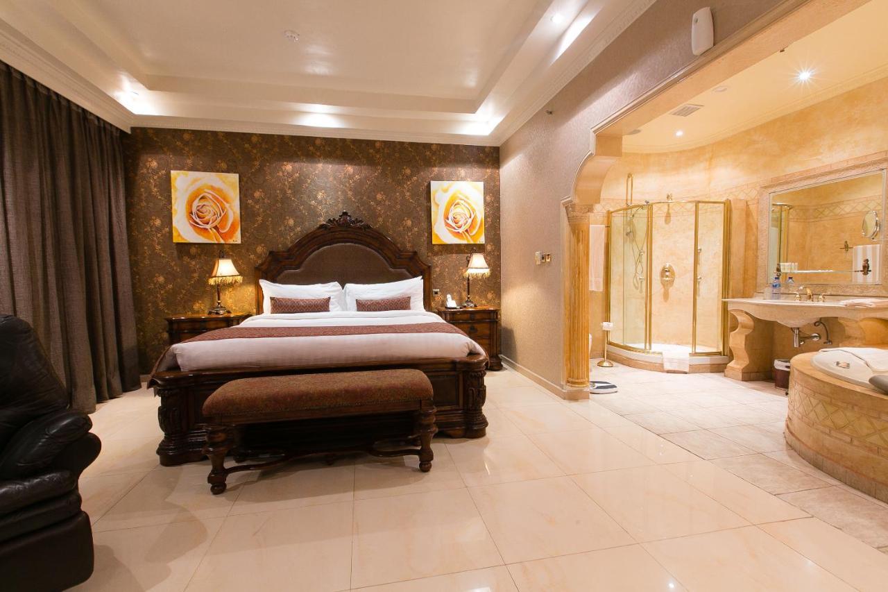 Victoria Crown Plaza Hotel ลากอส ภายนอก รูปภาพ