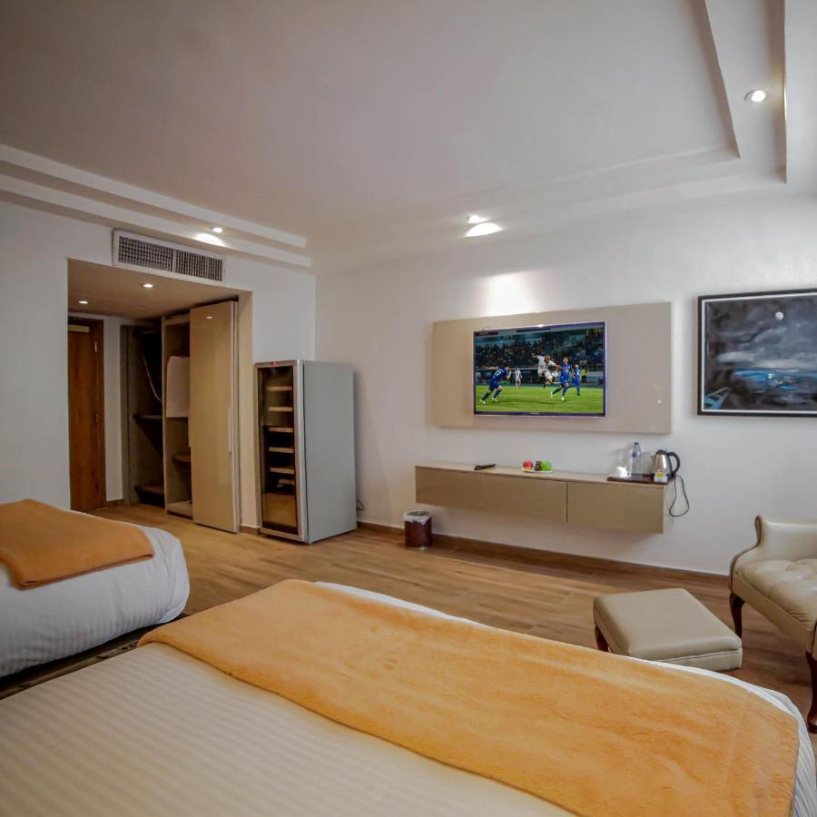 Victoria Crown Plaza Hotel ลากอส ภายนอก รูปภาพ